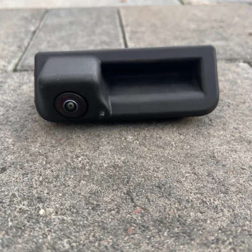 Ручка задніх дверей (багажника) з вбудованою кнопкою для електричного замка та камерою заднього виду 5E3827566A