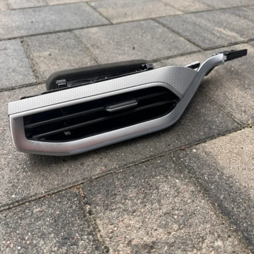 Вентиляційний дефлектор (повітропровід/дефлектор обдуву) лівий 11K858415B