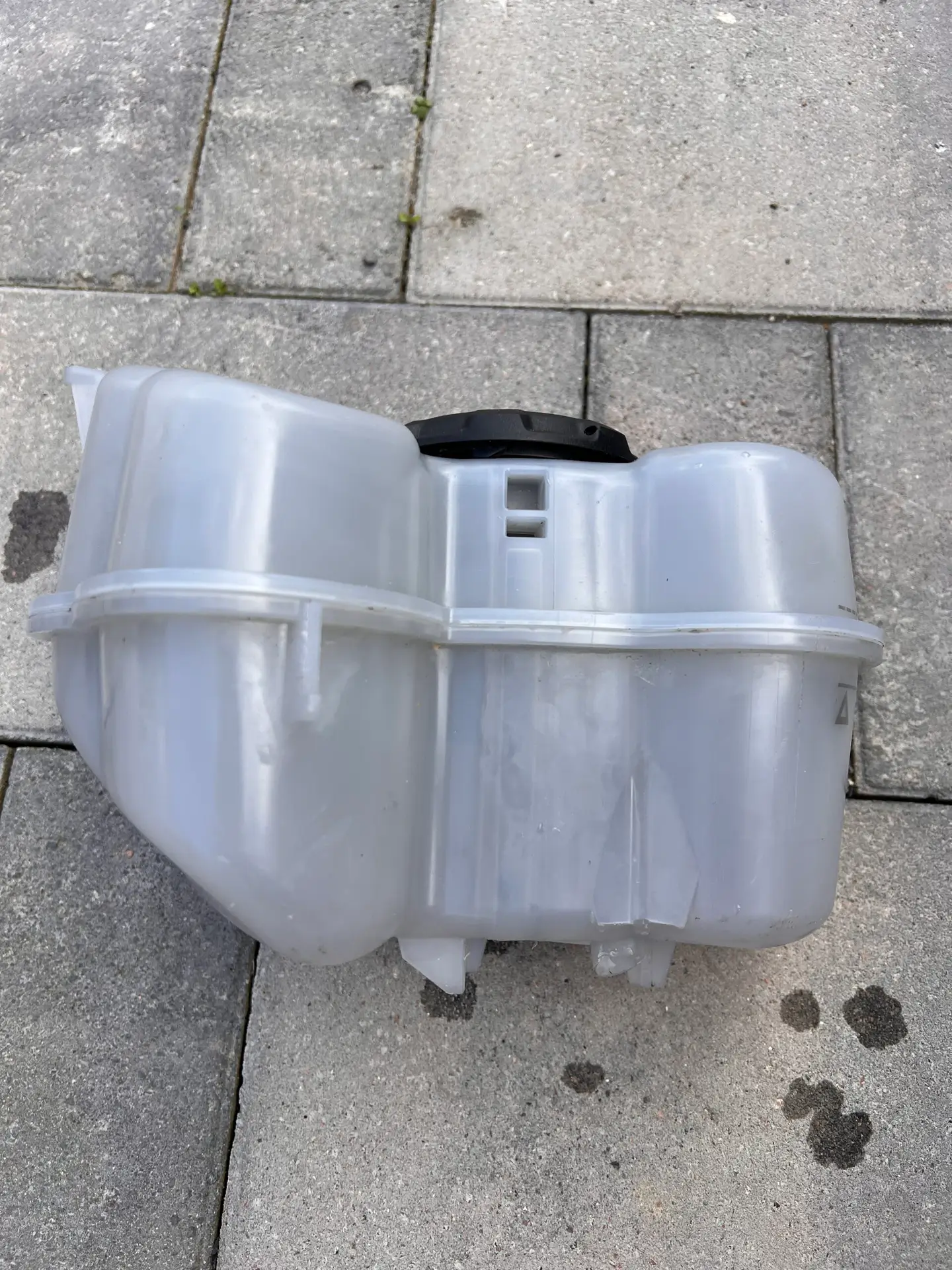 Motor inverter cooling expansion tank 1EA121407H - Image 3