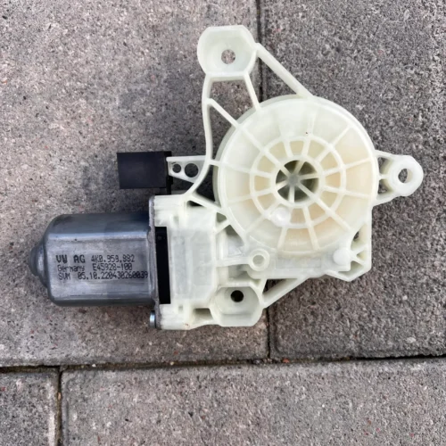 Електродвигун (моторчик) для склопідйомника лівої задньої двері 4K0959882