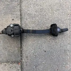 Механізм обмеження відкриття як лівих, так і правих передніх дверей 10A837249