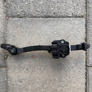 Механізм обмеження відкриття як лівих, так і правих передніх дверей 11G837249