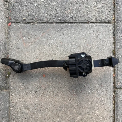 Механізм обмеження відкриття як лівих, так і правих передніх дверей 11G837249