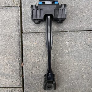 Механізм обмеження відкриття як лівих, так і правих передніх дверей 10A839249