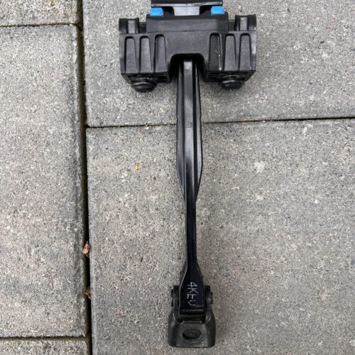 Механізм обмеження відкриття як лівих, так і правих передніх дверей 10A839249