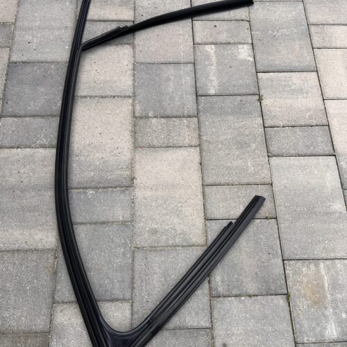 Віконний канал‑ущільнювач (Передня ліва) 4KE837431B