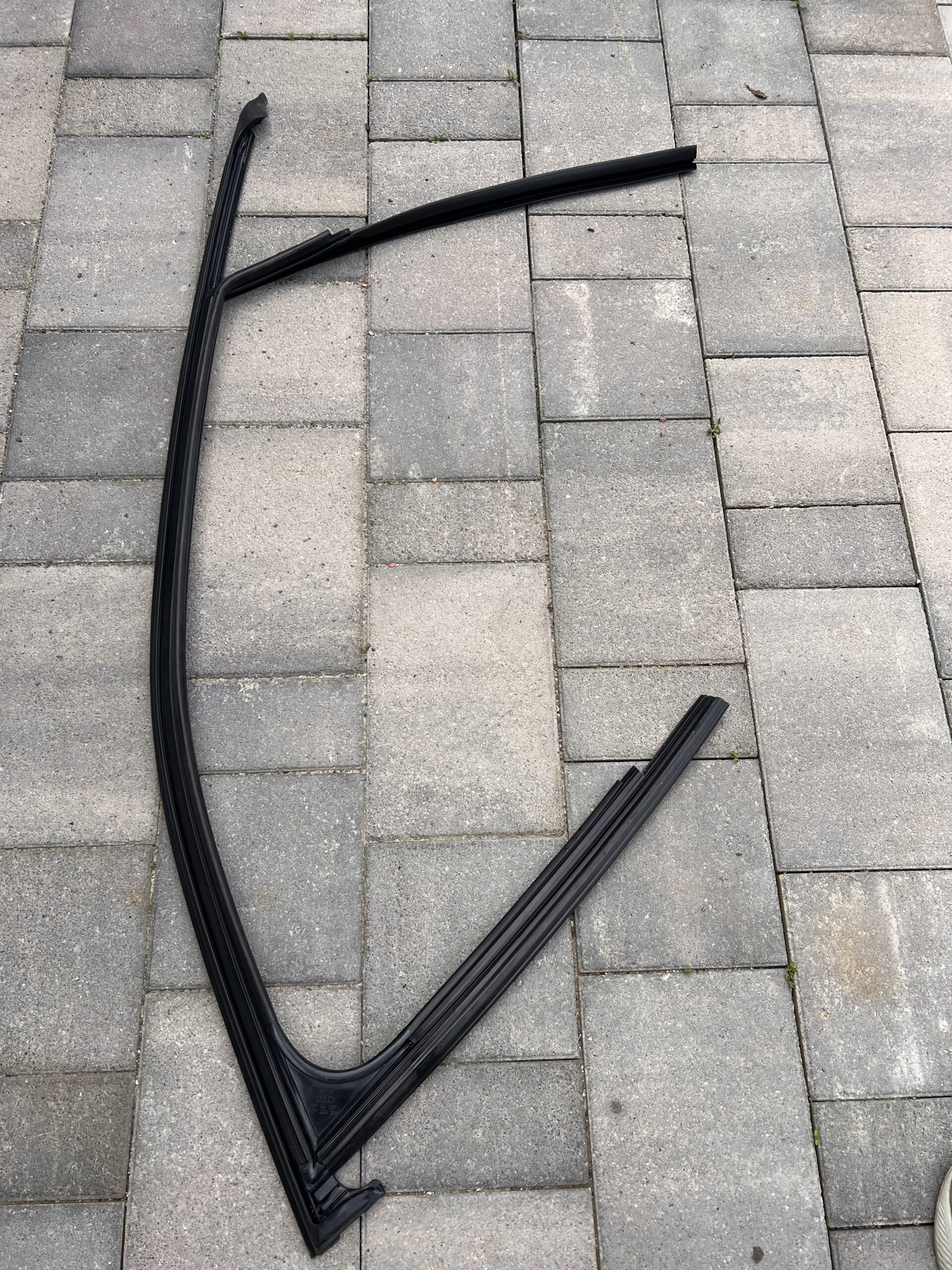 Віконний канал‑ущільнювач (Передня ліва) 4KE837431B