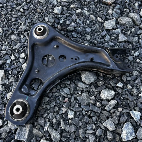 Нижній важіль передньої підвіски лівий бік 1EK407151