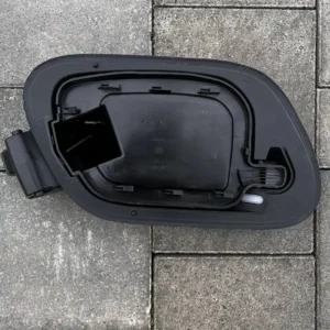 Кришкою зарядного порту 11A809857F